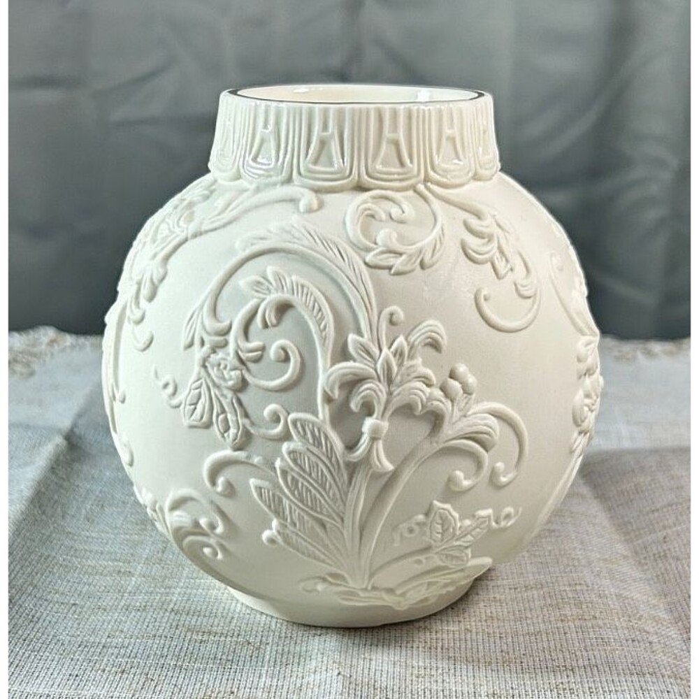 LENOX Candle Ornamental Glow Holly Scrollwork Votive Ivory Round Tealight Candle